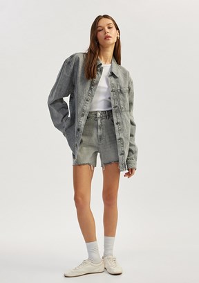 KOTON Gri Kadın Yıpranmış Püsküllü Düğmeli Denim Şort