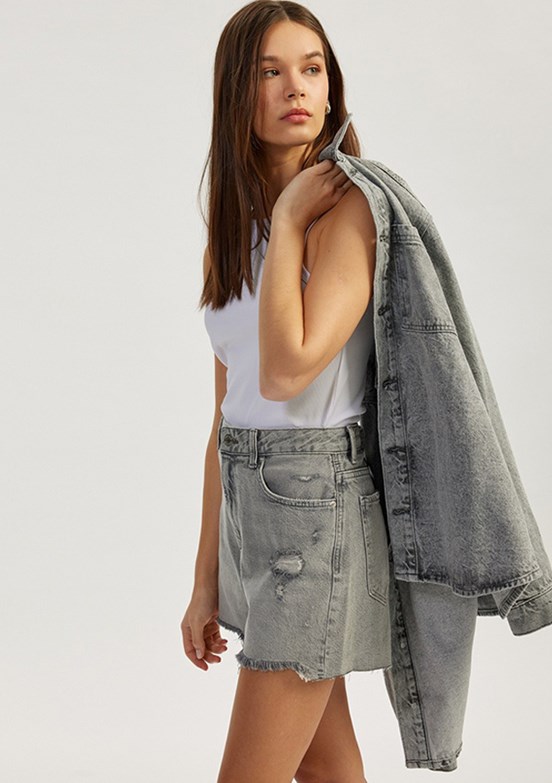 KOTON Gri Kadın Yıpranmış Püsküllü Düğmeli Denim Şort