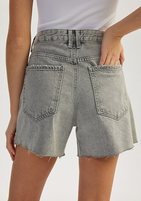KOTON Gri Kadın Yıpranmış Püsküllü Düğmeli Denim Şort