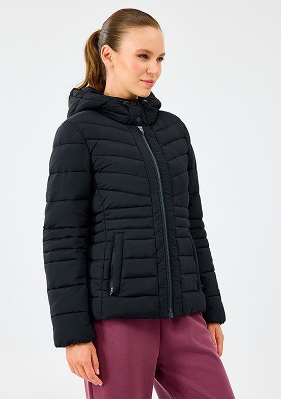 SKECHERS W Fitted Hoodie Puffer Jacket - S2520203-3817 Kadın Siyah Şişme Mont