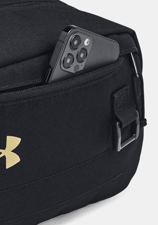UNDER ARMOUR UA Contain Seyahat Kiti - 1381922-001 Unisex Siyah Seyahat Çantası