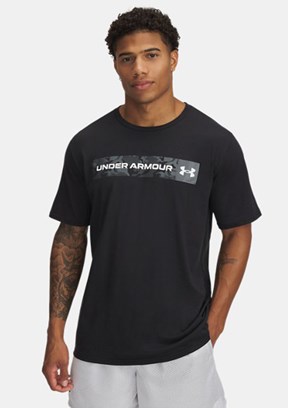 UNDER ARMOUR UA Camo Chest Stripe - 1376830-002 Erkek Siyah Baskılı Yaka T-shirt