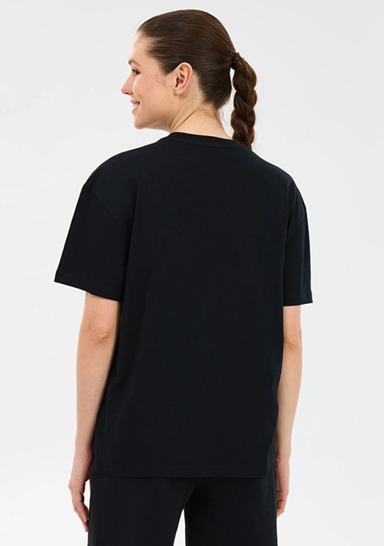 SKECHERS - S2610017-3817 Kadın Siyah Baskılı T-Shirt
