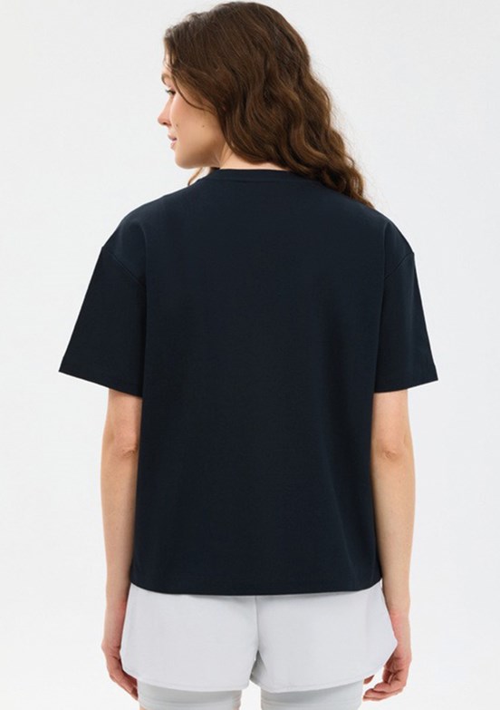 SKECHERS - S2610046-3817 Kadın Siyah Baskılı T-Shirt