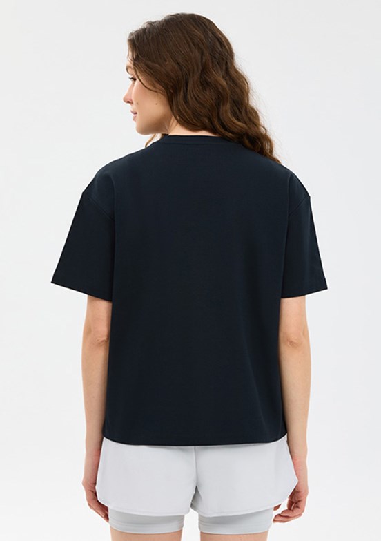 SKECHERS - S2610046-3817 Kadın Siyah Baskılı T-Shirt