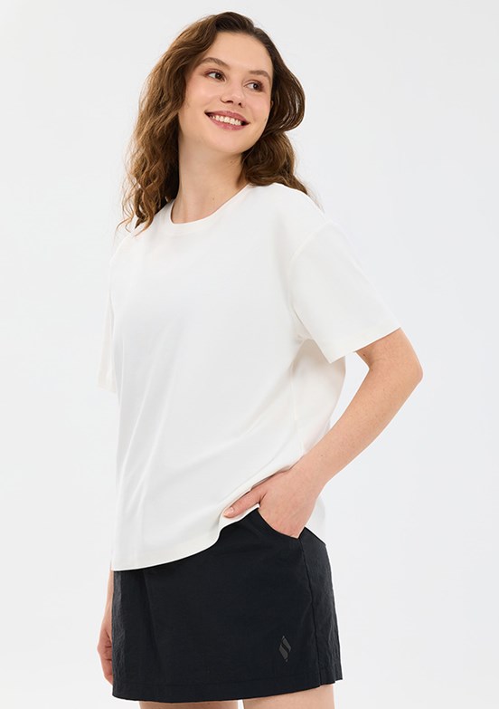 SKECHERS - S2610046-3855 Kadın Beyaz Baskılı T-Shirt