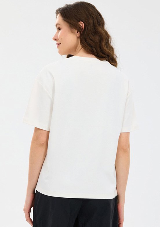 SKECHERS - S2610046-3855 Kadın Beyaz Baskılı T-Shirt