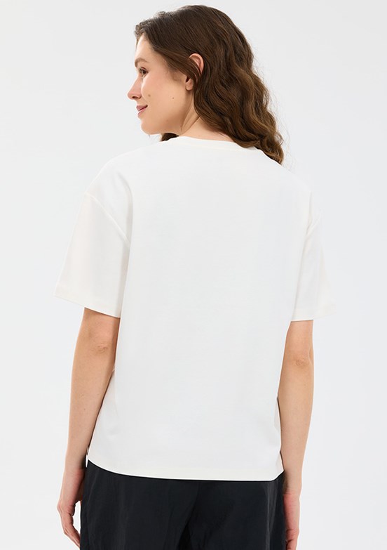 SKECHERS - S2610046-3855 Kadın Beyaz Baskılı T-Shirt